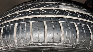 Used 2014 Maruti Suzuki Swift [2011-2017] ZXi Petrol Manual tyres RIGHT FRONT TYRE TREAD VIEW