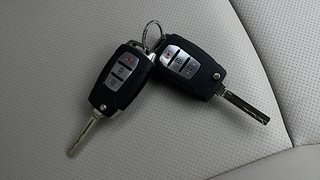 Used 2020 Mahindra XUV 300 W8 (O) Petrol Petrol Manual extra CAR KEY VIEW