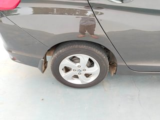 Used 2014 Honda City [2014-2017] VX CVT Petrol Automatic tyres RIGHT REAR TYRE RIM VIEW