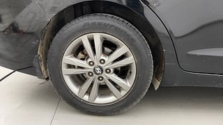 Used 2018 Hyundai Elantra [2016-2022] 2.0 SX(O) AT Petrol Automatic tyres RIGHT REAR TYRE RIM VIEW