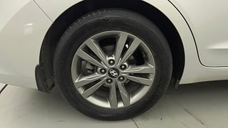 Used 2016 Hyundai Elantra [2016-2022] 2.0 SX(O) AT Petrol Automatic tyres RIGHT REAR TYRE RIM VIEW