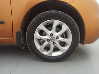 Used 2016 Nissan Micra [2013-2020] XV CVT Petrol Automatic tyres RIGHT FRONT TYRE RIM VIEW