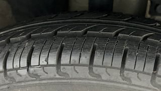 Used 2017 Renault Kwid [2015-2019] 1.0 RXT AMT Opt Petrol Automatic tyres RIGHT FRONT TYRE TREAD VIEW