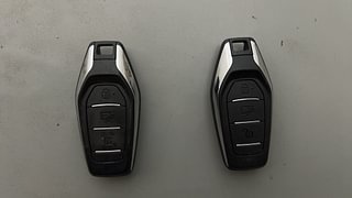 Used 2018 Mahindra XUV500 [2018-2021] W7 AT Diesel Automatic extra CAR KEY VIEW