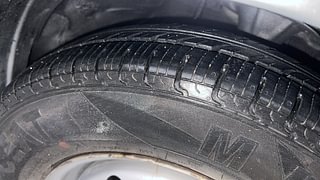Used 2014 Hyundai i10 magna 1.1 Petrol Manual tyres RIGHT FRONT TYRE TREAD VIEW