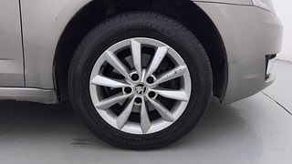 Used 2015 Skoda Octavia [2013-2017] Ambition 2.0 TDI AT Diesel Automatic tyres RIGHT FRONT TYRE RIM VIEW