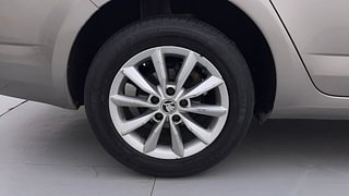 Used 2015 Skoda Octavia [2013-2017] Ambition 2.0 TDI AT Diesel Automatic tyres RIGHT REAR TYRE RIM VIEW