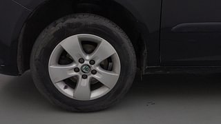 Used 2013 Skoda Fabia [2010-2015] Elegance 1.2 MPI Petrol Manual tyres LEFT FRONT TYRE RIM VIEW