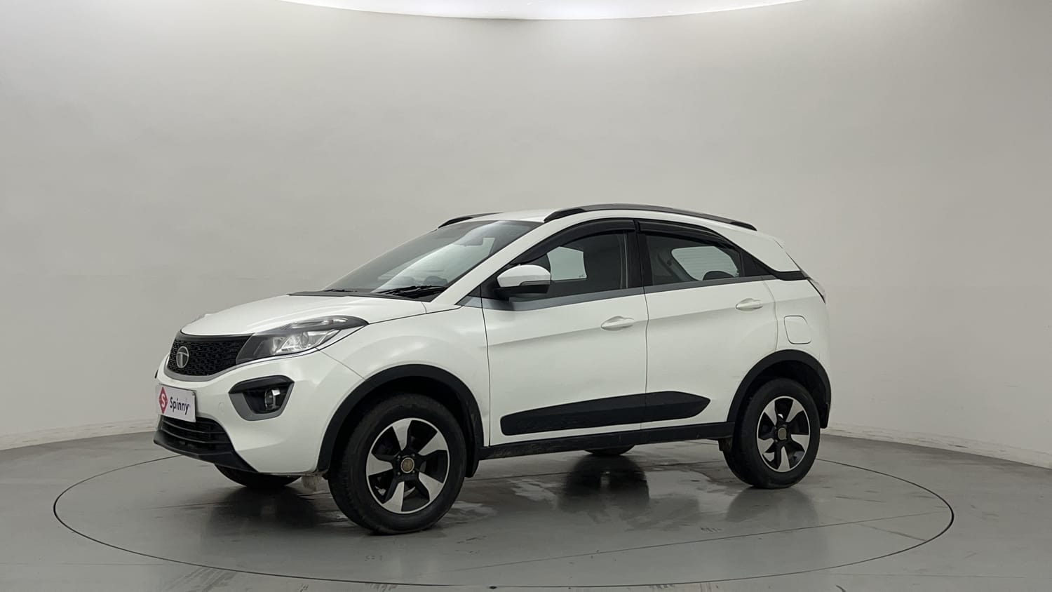 LEFT FRONT CORNER VIEW