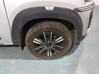 Used 2022 Renault Kwid Climber 1.0l SCE Petrol MT Petrol Manual tyres RIGHT FRONT TYRE RIM VIEW