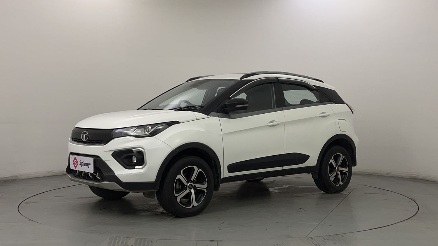 LEFT FRONT CORNER VIEW