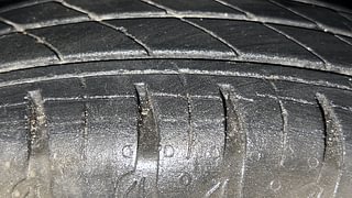 Used 2021 renault Kwid 1.0 RXT Opt Petrol Manual tyres RIGHT FRONT TYRE TREAD VIEW