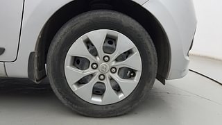 Used 2016 Hyundai Xcent [2014-2017] S Petrol+CNG (Outside Fitted) Petrol+cng Manual tyres RIGHT FRONT TYRE RIM VIEW