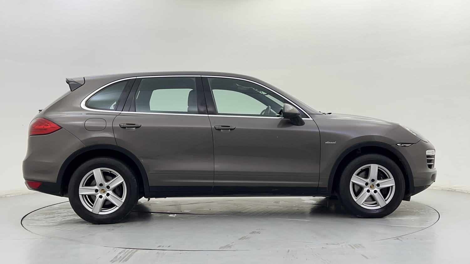 New Porsche Cayenne exterior RIGHT SIDE VIEW
