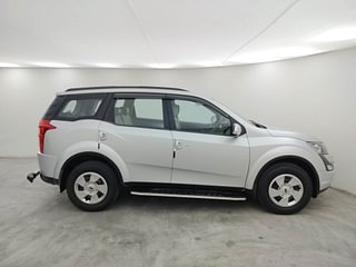 Used 2017 Mahindra XUV500 [2015-2018] W6 Diesel Manual exterior RIGHT SIDE VIEW