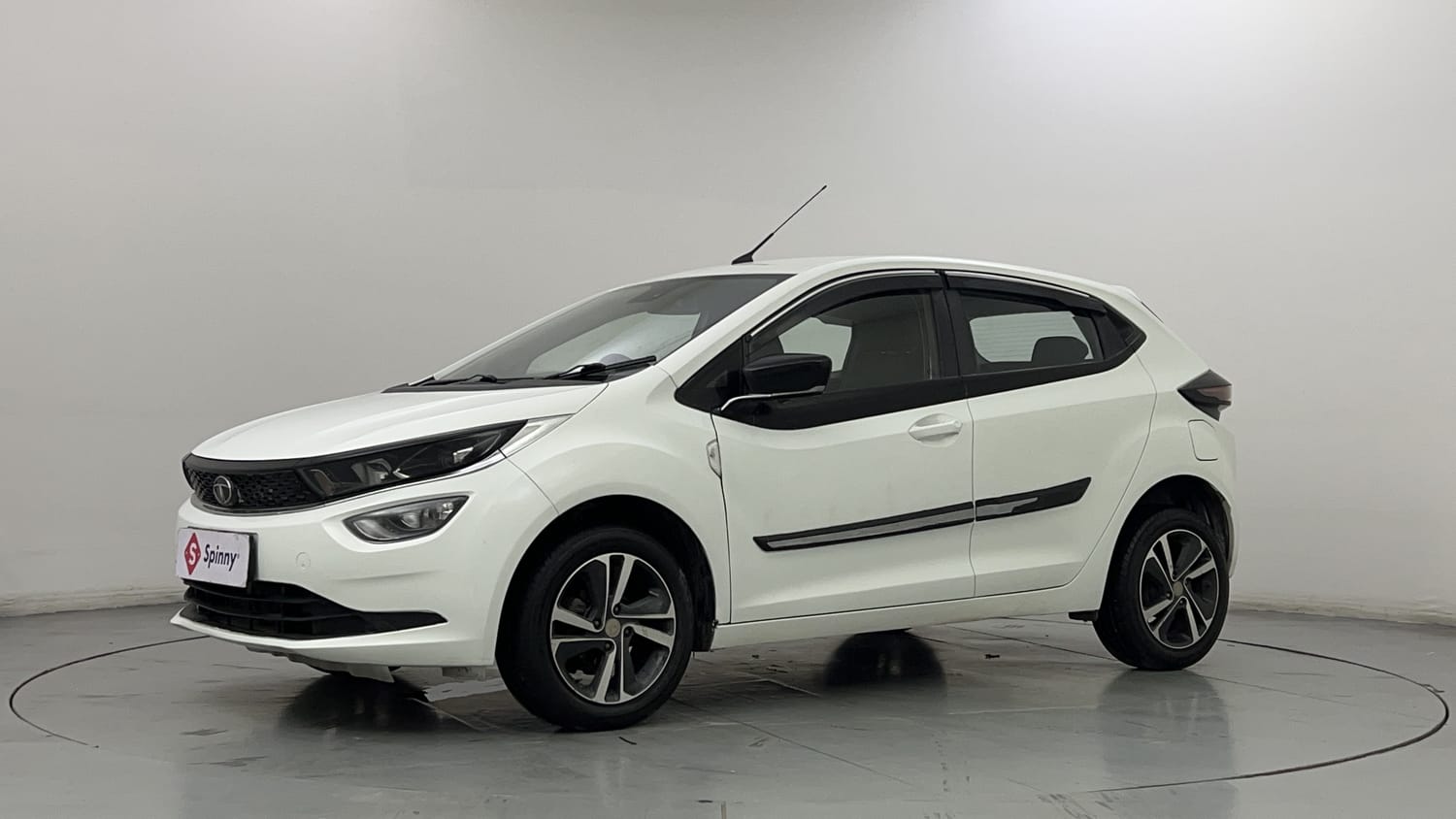 LEFT FRONT CORNER VIEW