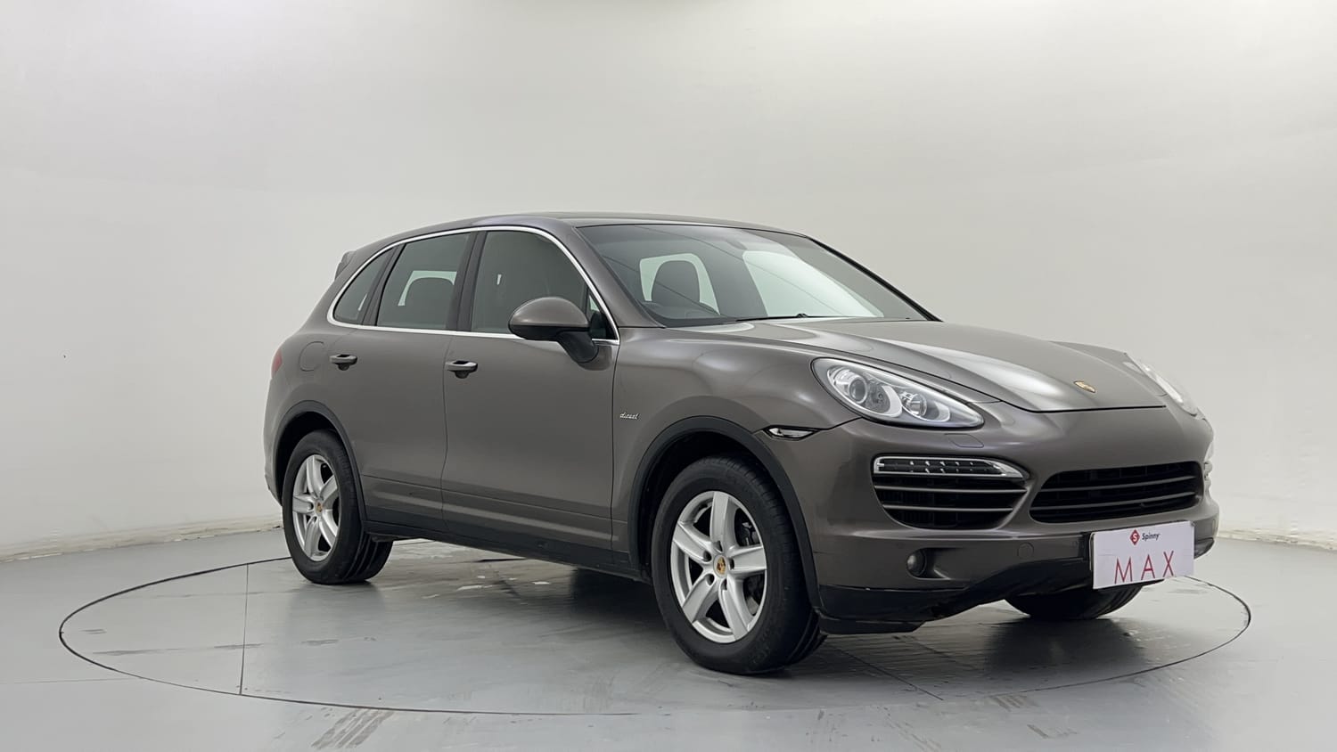 New Porsche Cayenne exterior RIGHT FRONT CORNER VIEW