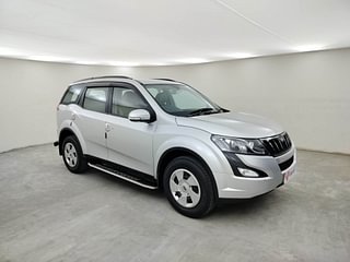 Used 2017 Mahindra XUV500 [2015-2018] W6 Diesel Manual exterior RIGHT FRONT CORNER VIEW