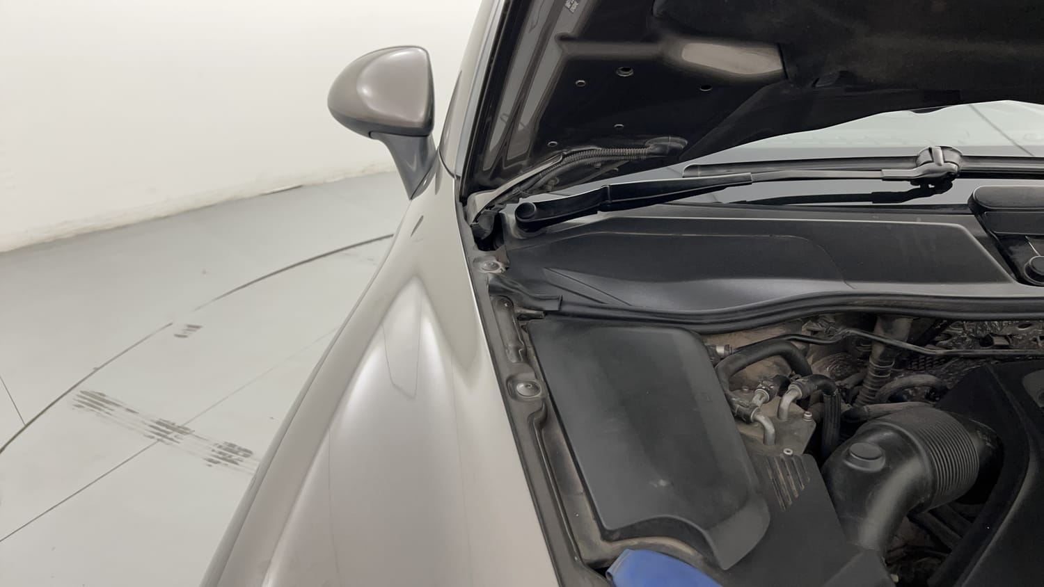 New Porsche Cayenne engine ENGINE RIGHT SIDE HINGE & APRON VIEW