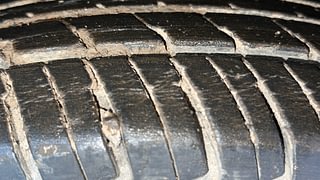 Used 2019 Renault Kwid [2017-2019] RXT 1.0 SCE Special (O) Petrol Manual tyres RIGHT FRONT TYRE TREAD VIEW