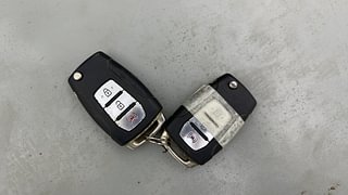 Used 2020 Mahindra XUV 300 W8 (O) Diesel Diesel Manual extra CAR KEY VIEW