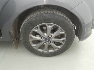 Used 2014 Ford Figo [2010-2015] Duratec Petrol Titanium 1.2 Petrol Manual tyres RIGHT FRONT TYRE RIM VIEW