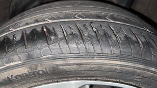 Used 2019 Hyundai Verna [2017-2020] 1.6 VTVT SX + AT Petrol Automatic tyres LEFT REAR TYRE TREAD VIEW