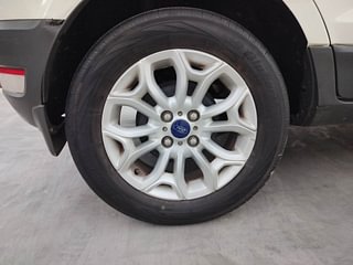 Used 2015 Ford EcoSport [2013-2015] Titanium 1.5L Ti-VCT AT Petrol Automatic tyres RIGHT REAR TYRE RIM VIEW