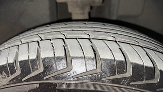 Used 2018 Renault Kwid [2015-2019] 1.0 RXT AMT Opt Petrol Automatic tyres RIGHT FRONT TYRE TREAD VIEW