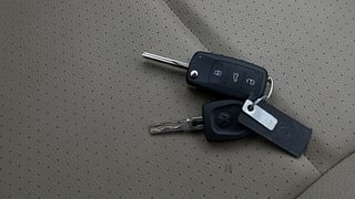 Used 2015 volkswagen Vento 1.6L Highline Petrol Petrol Manual extra CAR KEY VIEW