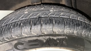 Used 2016 Renault Kwid [2015-2019] 1.0 RXT AMT Petrol Automatic tyres RIGHT REAR TYRE TREAD VIEW