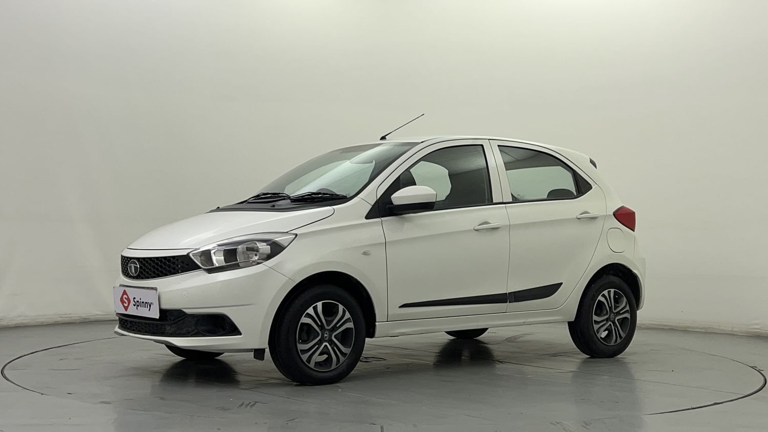 LEFT FRONT CORNER VIEW