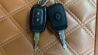 Used 2017 Renault Kwid [2015-2019] RXT Petrol Manual extra CAR KEY VIEW