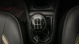 Used 2015 Maruti Suzuki Swift [2014-2017] LXI (O) Petrol Manual interior GEAR  KNOB VIEW