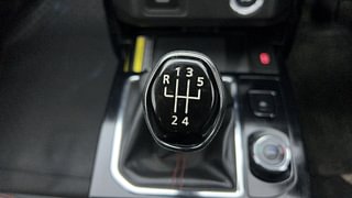 Used 2022 Renault Kiger RXZ 1.0 Turbo MT Petrol Manual interior GEAR  KNOB VIEW