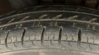 Used 2017 Renault Kwid [2015-2019] 1.0 RXT AMT Opt Petrol Automatic tyres RIGHT FRONT TYRE TREAD VIEW