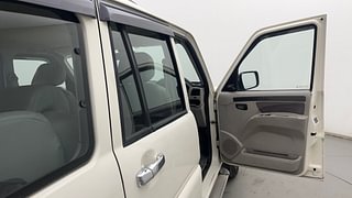 Used 2017 Mahindra Scorpio [2014-2017] S4 Plus Diesel Manual interior RIGHT FRONT DOOR OPEN VIEW