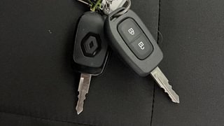 Used 2019 Renault Kwid [2015-2019] RXT Opt Petrol Manual extra CAR KEY VIEW
