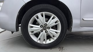 Used 2017 Toyota Innova Crysta [2016-2020] 2.8 ZX AT 7 STR Diesel Automatic tyres LEFT FRONT TYRE RIM VIEW