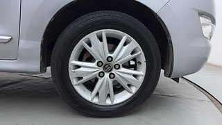 Used 2017 Toyota Innova Crysta [2016-2020] 2.8 ZX AT 7 STR Diesel Automatic tyres RIGHT FRONT TYRE RIM VIEW