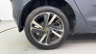 Used 2020 Tata Altroz XZ 1.2 Petrol Manual tyres RIGHT REAR TYRE RIM VIEW