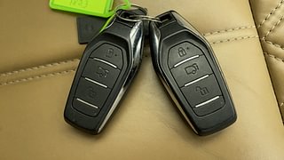 Used 2018 Mahindra XUV500 [2018-2021] W11 AT Diesel Automatic extra CAR KEY VIEW