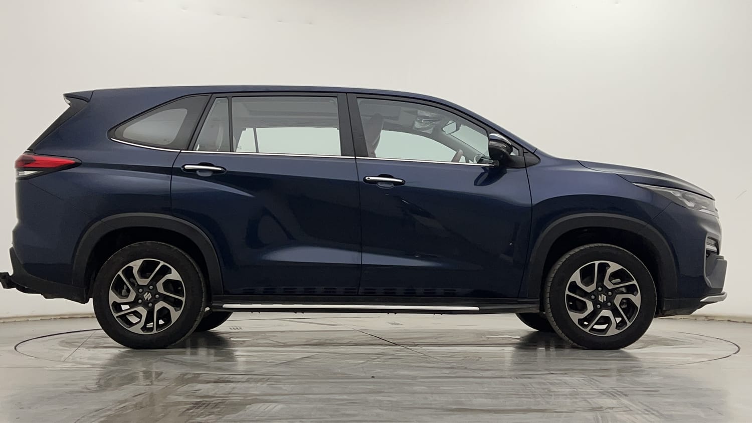 New Maruti Suzuki Invicto exterior RIGHT SIDE VIEW