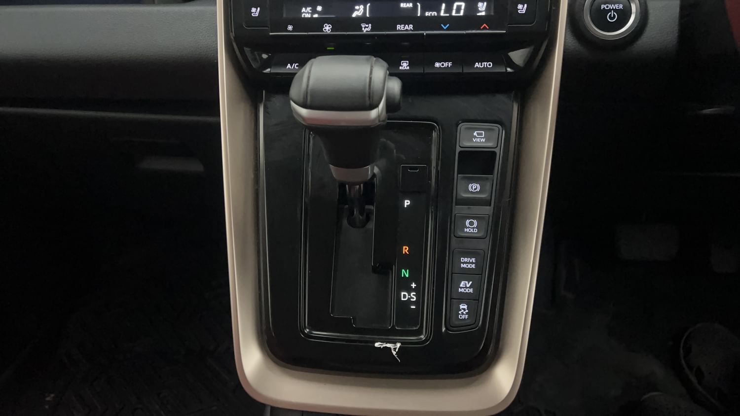 New Maruti Suzuki Invicto interior GEAR  KNOB VIEW