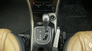 Used 2018 Mahindra XUV500 [2018-2021] W11 AT Diesel Automatic interior GEAR  KNOB VIEW