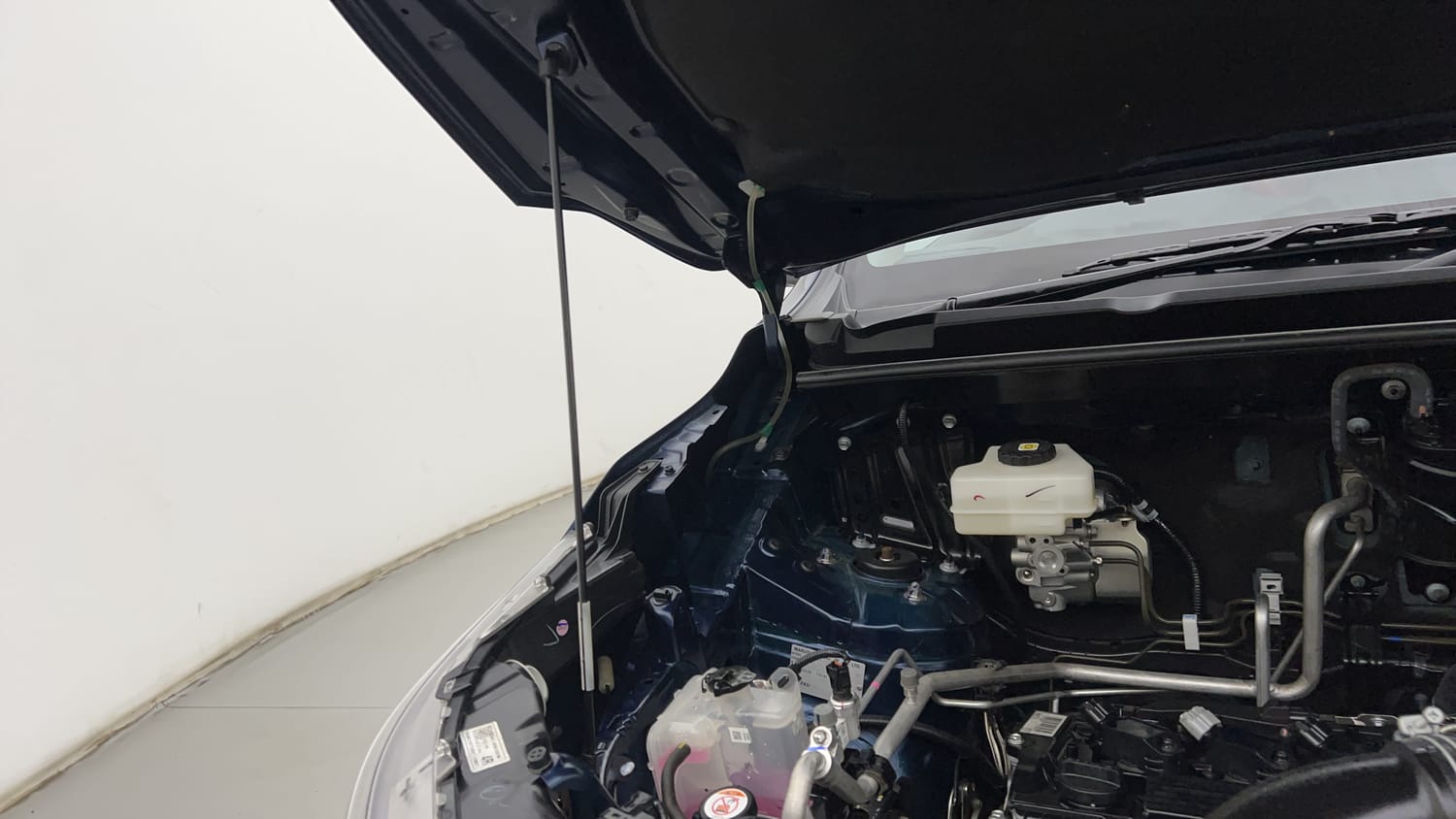 New Maruti Suzuki Invicto engine ENGINE RIGHT SIDE HINGE & APRON VIEW