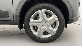 Used 2022 Tata Nexon XMA AMT Petrol Petrol Automatic tyres RIGHT FRONT TYRE RIM VIEW