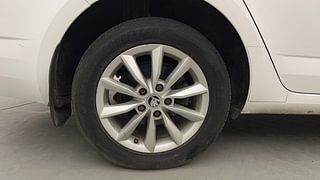 Used 2015 Skoda Octavia [2013-2017] Elegance 1.8 TSI AT Petrol Automatic tyres RIGHT REAR TYRE RIM VIEW