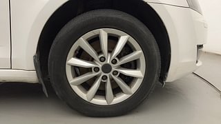 Used 2015 Skoda Octavia [2013-2017] Elegance 1.8 TSI AT Petrol Automatic tyres RIGHT FRONT TYRE RIM VIEW