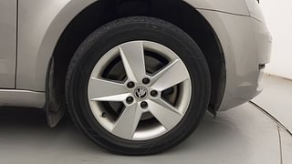 Used 2017 skoda Octavia 1.8L Ambition Plus AT Petrol Automatic tyres RIGHT FRONT TYRE RIM VIEW